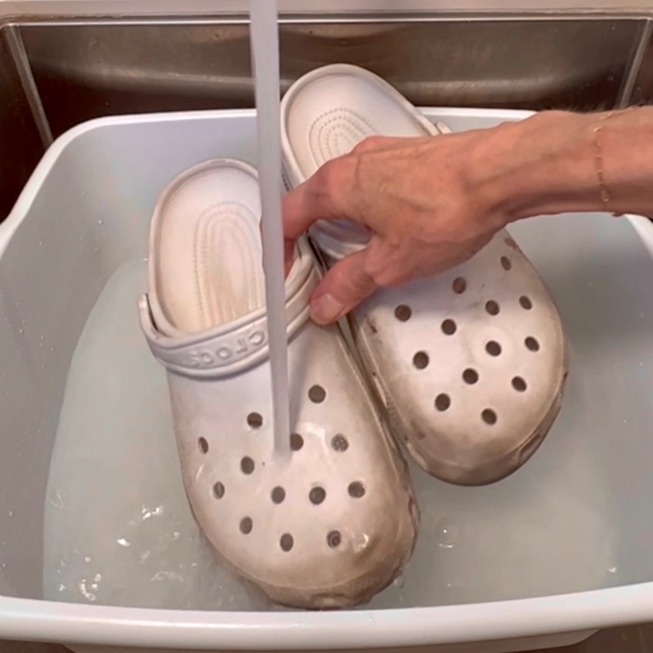 How to deals clean white crocs